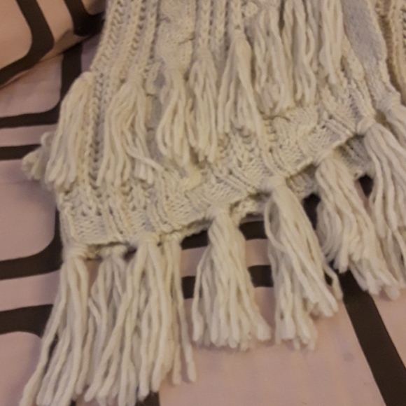 EUC Aerie Women's Chunky Knit Poncho with Tassels - Picture 5 of 8